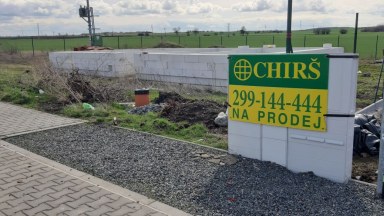 Prodej stavebního pozemku 982 m2 s rozestavěným RD v obci Veliká Ves, Praha východ