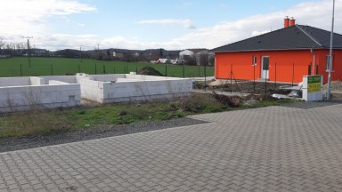 Prodej stavebního pozemku 982 m2 s rozestavěným RD v obci Veliká Ves, Praha východ