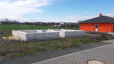 Prodej stavebního pozemku 982 m2 s rozestavěným RD v obci Veliká Ves, Praha východ