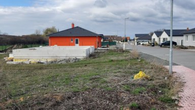 Prodej stavebního pozemku 982 m2 s rozestavěným RD v obci Veliká Ves, Praha východ