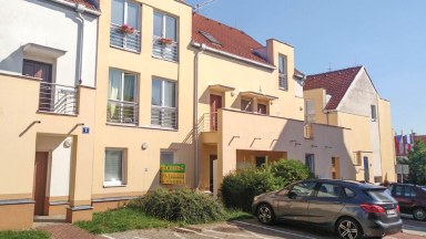 Prodej bytu 3+kk se zahradou, DV, 50m2 a 56m2 zahrada, ul. Ke Zvoničce 647/5, P-10 Kolovraty