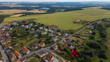 Prodej stavebního pozemku 891 m², zasíťovaného, s rekreační chatou v obci Pňovany, okr. Plzeň-sever
