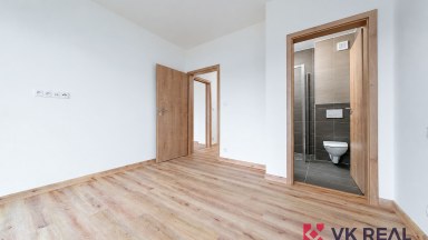 Prodej bytu 3+kk/předzahrádka, cca 54m² + 107m², Lipno, Černá v Pošumaví, 50m od vody