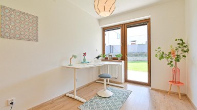 Prodej atypického bytu 3+kk s předzahrádkou a GS - 88 m2/133 m2 - V Edenu, Mníšek pod Brdy