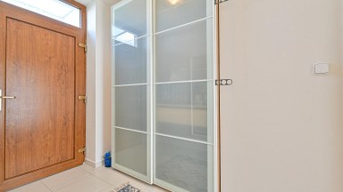 Prodej atypického bytu 3+kk s předzahrádkou a GS - 88 m2/133 m2 - V Edenu, Mníšek pod Brdy