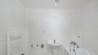 Prodej bytové jednotky 2+1, předzahrádka, parkovací stání, OV, 90,9 m2, ul. U Pekáren 253/2, Praha 1