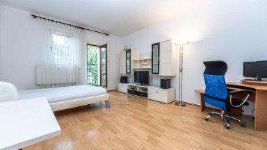 Pronájem bytu 1+kk, DV, cca 28m2, ul. Školská 1333, Hostivice